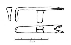 VAE-4001 - Valet d'établi
fer
Plaque coudée à angle droit à l'une de ses extrémités et d'un tenon central pour la fixation de l'ensemble dans un établi; l'autre extrémité est soit  rectangulaire soit fendue.