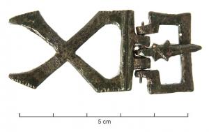 ACG-4019 - Cingulum inscrit : FELIX VTEREbronzeApplique de ceinture en plusieurs éléments dessinant l'inscription VTERE FELIX. La dernière lettre (X) est accolée à une plaque ajourée en forme de pelte. Une lettre centrale (E) comporte en-dessous un anneau permettant de fixer un accessoire (bourse ?)