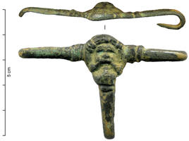 AGR-9204 - Agrafe à triple crochetbronzeAgrafe à trois branches, autour d'un motif représentant un visage barbu, ornées de moulures sur la face supérieure ; chaque branche se termine par un crochet acéré, replié au revers de l'agrafe ; revers lisse.