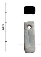 AGS-6001 - Pierre à aiguiser perforée, section carréepierre durePierre en grès fin ou schiste, allongée, avec une section régulière sub-carrée et une perforation à l'extrémité proximale.