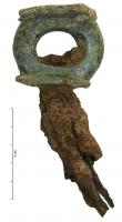AJG-4001 - Anneau de jougbronze, ferAnneau de joug comportant une tête en bronze, coulée sur une tige de fer, en forme d'anneau massif, parfois pris entre deux moulures horizontales.