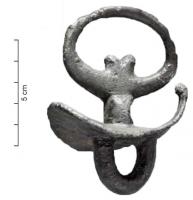 AJG-4025 - Anneau de jougbronzeAnneau de joug monté sur une plaque accostée de deux ergots redressés et bouletés ; au-dessus de l'axe de fixation, double ergot à l'intérieur de l'anneau ; robuste boucle de fixation par-dessous.