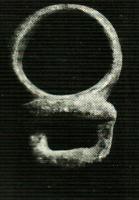 AJG-4031 - Anneau de jougbronzeAnneau de section plate et lisse, rubanée, posé directement sur une plaque ovale, lisse; forte bélière coulée en-dessous.