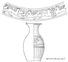 AMF-4011 - Amphore à reliefsbronzeTPQ : 250 - TAQ : 400Amphore à profil sinusoïdal, col élargi à lèvre déversée ; panse ornée d'une frise de relief sur l'épaule et godronnée dans sa partie inférieure ; pied oblique élevé, rapporté et brasé sur le bas de la panse.