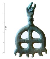 AML-1001 - Pendentif bruissantbronzePendeloque en forme de rouelle à quatre rayons, comportant d'un côté une tige moulurée terminée par un anneau (chaînette), de l'autre trois bélières également destinées à des suspensions bruissantes.