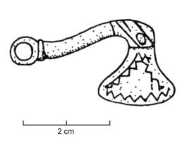 AML-3003 - Amulette hachebronzeAmulette en forme de hache miniature, avec un anneau de suspension à l'extrémité du manche et un décor incisé sur la lame.