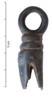 AML-3027 - Amulette zoomorphebronzeAmulette coulée, dont la base fendue évoque un animal (lequel ?), gueule ouverte; l'anneau de suspension est séparé du motif par de grosses moulures.