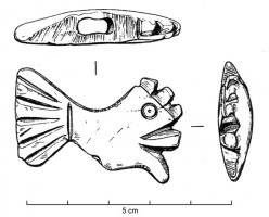 AML-4025 - Pendant en forme de poisson ou de dauphinosPendant plat, légèrement bombé (avecrs lisse) et perforé verticalement, en forme de poisson ou de dauphin de profil; seules la tête et la queue sont généralement détaillées, la forme générale peut être naturaliste ou plus fantaisiste.