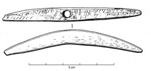 AML-4026 - AmuletteosTPQ : 100 - TAQ : 200Pendant plat, légèrement arqué et perforé verticalement (1 et parfois 2 perforations), en forme de poisson ou de dent.