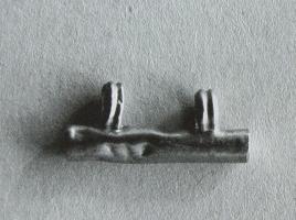 AML-4030 - Amulette en forme de porte-amuletteorAmulette tubulaire, avec deux anneaux de suspension rubannés, reproduisant la forme des tubes porte-amulettes, dans lesquels on peut insérer des objets.