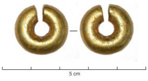 ANO-1043 - Anneau de type penannular-ring, pleinor ou bronze plaquéTPQ : -1150 - TAQ : -750Anneau à bandes transversales claires : composition non précisée, en or massif ou plaqué.