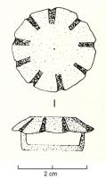 APH-4197 - Applique de harnaisbronzeApplique de harnais en forme de fleur circulaire à neuf pétales rayonnant autour d'un ombilic ; bélière qui permettait de faire coulisser l'applique sur une lanière de cuir.
