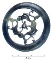 APH-4243 - Phalère de harnais aux tritonsbronzeTPQ : 100 - TAQ : 300Style figuré d'inspiration celtique ; le décor se compose de trois tritons dont les courbes tournent autour d'un point central. Les queues touchent le bord qui forme un large bandeau sur tout le pourtour.
