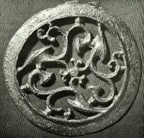 APH-4244 - Phalère de harnaisbronzeTPQ : 200 - TAQ : 300Style celtique flamboyant ; décor qui se compose de trois trompettes à large embouchure dont les courbes en S tournent autour d'un point central.