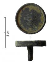 APM-4020 - Applique circulaire émailléebronzeApplique circulaire épaisse, à bord droit, coulée avec sa tige de fixation en bronze ; face externe creusée d'une grande loge d'émail, avec un picot central.