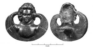 APM-4048 - Applique en forme de peltebronzeApplique en forme de pelte aux extrémités bouletées, surmontée d'un buste masculin ; au revers, pointe centrale de fixation sur un support en bois.