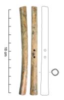 APO-4001 - AppeauosCorps d'instrument à vent réalisé dans un os long (notamment ulna) d'échassier (cygne, cigogne, grue, oie) ou de chien. Une à deux perforations circulaire sont pratiquées sur une même face vers le milieu de la longueur et correspondent aux évents, permettant d'émettre deux à quatre tonalités de son différentes. Une autre perforation est parfois attestée vers une extrémité latérale. La surface de l'objet est généralement lustrée.