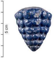 APP-1004 - Applique en forme de grappe de raisinfaïenceTPQ : -1500 - TAQ : -1400Applique en faïence émaillée bleu, en forme de grappe de raisin; trou circulaire au revers pour la fixation.