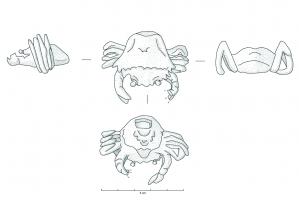 APP-4015 - Applique décorative en forme de crabebronzeApplique décorative en forme de crabe au corps parcouru de fines incisions qui imitent sa carapace. Ses huit pattes sont repliées sous lui, les yeux sont saillants tandis que sous son ventre une large encoche témoigne ici d'un système de fixation.