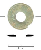 ASX-5002 - Rivet à ocellescuivreplaque circulaire épaisse avec des ocelles répartis sur le contour externe du rivet. Attention, ici, les objets sont pleins; La perforation de Meyzieu est sans doute postérieure et une réutilisation.
