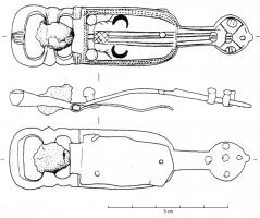 BAC-6013 - Boucle à chape émaillée en forme de viellebronzeBoucle de ceinture dont la chape dorée reproduit la forme d'une vielle, avec les ouïes émaillées en bleu et les cordes marquées par des incisions parallèles.