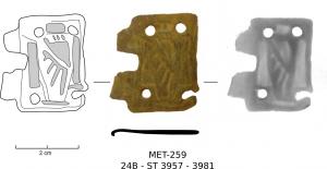 BAC-7013 - Chape à motif estampé rectangulairebronzeTPQ : 1250 - TAQ : 1350Boucle à plaque rectangulaire, parfois ornée d'émaux champlevés, quant ils sont conservés, avec motif estampé et rivets de fixation dans les angles. Les tôles sont souvent de faible épaisseur et de qualité moyenne.