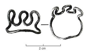 BAG-3024 - Bague filiforme méandriformeargentBague filiforme, formant un motif serpentiforme (méandres outrepassés) continu, sauf à l'intérieur du doigt où le fil est rectiligne pour faciliter le port de l'anneau.