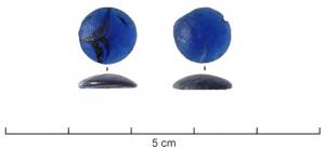 BAG-4141 - Chaton de bagueverreChaton constitué d'une petite pastille de verre bleu, avec une base parfaitement lisse et un profil aplati, comportant sur le pourtour un angle vif.