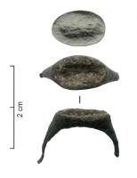 BAG-4198 - Bague à chaton gravébronzeBague à jonc mince, chaton ovale massif et plat, légèrement surélevé, gravé en intaille.