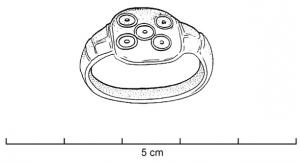 BAG-5023 - Bague à chaton plat ocellébronzeBague à jonc rubanné, élargi pour former un chaton plat, circulaire ou de fome rectangulaire, bien délimité; le chaton et les épaulements sont ornés de cercles oculés.