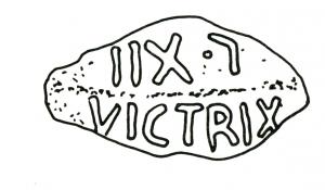 BAL-3015 - Balle de fronde : L.XII / VICTRIXplombTPQ : -40 - TAQ : -40Balle de fronde coulée dans un moule, inscription en relief : L.XII / VICTRIX.