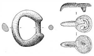 BCC-5009 - Boucle à ardillon émaillébronzeArdillon de plaque-boucle émaillé : la tête circulaire est ornée d'une pelte gravée dont le contour est souligné par des loges d'émail.