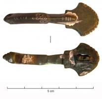 BCC-5012 - Ardillon de bouclebronzeGrand ardillon entièrement en bronze, avec une tête scutiforme guillochée sur le pourtour; pointe de section triangulaire ornée d'ocelles sur les côtés et d'un guillochis médian.