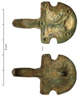BCC-5013 - Ardillon de plaque-boucle émailléebronzeArdillon scutiforme à tête large et plate, creusée de trois loges émaillées, séparées par une sorte d'Y ; cercles oculés sur le pourtour.
