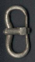 BCC-5044 - Boucle réniformeargentBoucle réniforme, de section arrondie et sa,s décor particulier, associée à un ardillon à bords parallèles orné d'une plaque carrée sur la partie articulée.