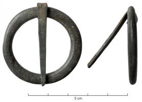 BCC-7002 - Fermail inorné, ou boucle simplebronzeRobuste anneau, souvent de section aplatie, ovale ou sub-losangée, sur lequel s'articule un ardillon en bronze. Contrairement aux fermaux véritables qui selon G. Egan se distinguent par l'aménagement d'une encoche dédiée à l'ardillon, nous pouvons interpréter ces anneaux comme des éléments de parure plus polyvalents : boucle de ceinture, fermail...
Les diamètres sont très variables, entre 15 mm et 50 mm.