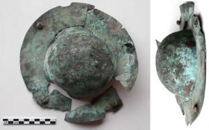 BCE-4003 - Umbo de bouclierbronzeUmbo de bouclier circulaire, lisse, avec quatre ou six trous de fixation répartis sur les bords.