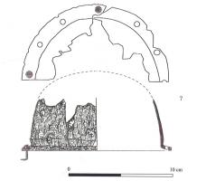 BCE-6001 - Umbo de bouclierferTPQ : 800 - TAQ : 1000Umbo hémisphérique avec rebord riveté. Il est accompagné de plaques circulaires en fer pour le décor (?).