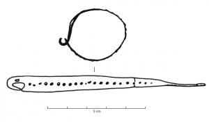 BCO-1001 - Boucle d'oreille rubannéebronzeBoucle rubannée, ornée de cannelures longitudinales, guillochis ou ligne de globules repoussés, refermée sur elle-même et verrouillée par un crochet engagé dans l'autre extrémité perforée.