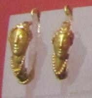 BCO-3024 - Boucle d'oreilleorBoucle d'oreille dont l'anneau s'épaissit progressivement pour se terminer, dans sa partie antérieure, par un buste féminin orné d'un collier perlé.