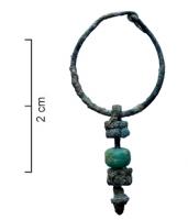 BCO-4014 - Boucle d'oreillebronze, verreBoucle d’oreille constituée d’un anneau noué, en fil de bronze très fin, sur lequel coulisse un pendentif formé d’un fil rectiligne, replié en boucle à chaque extrémité, et où sont encore en place des perles moulurées en bronze et en verre vert clair. 
