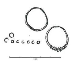 BCO-4029 - Boucle d'oreillebronzeTPQ : 150 - TAQ : 400Boucle d'oreille constituée d'un simple anneau ouvert, de section ronde ou semi-ovalaire, parfois avec un élément tubulaire pour assurer la jonction entre les deux extrémités. De petit anneaux mobiles décorent la boucle.