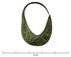 BCO-9003 - Boucle d'oreille en lunulebronzeBoucle plate en forme de croissant prolongé par un fil recourbé en arc de cercle; décor incisé.