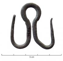BLC-4042 - Crochet doublebronzeCrochet en forme d'oméga, de section filiforme, présentant une boucle centrale, avec une pointe relevée de chaque côté.