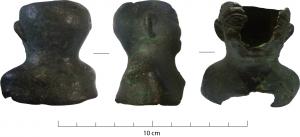 BLS-4132 - Balsamaire en forme de bustebronzeTPQ : 150 - TAQ : 300Balsamaire en forme de buste coupé sous la poitrine et à mi-bras ; l'homme est imberbe et chauve ; le traitement des yeux, en amande et maquillés, est égyptisant.