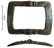BOC-9026 - Boucle de chaussure à traverse rapportéebronzeBoucle rectangulaire symétrique, aux angles droits mais légèrement convexe sur la longueur ; le cadre plat est creusé de cannelures en biseau dans chaque angle et droites au niveau de la traverse ; axe mobile en fer.