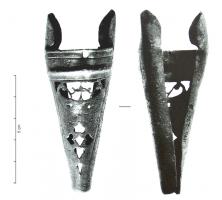 BOF-4012 - Bouterolle de fourreau de glaivebronzeBouterolle protégeant la pointe du glaive : une tôle triangulaire, repliée sur l'arrière, enveloppe la pointe, avec deux plaques allongées au départ des gouttières; sur la face antérieure, décor d'ajours.