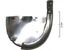 BOF-5006 - BouterolleargentBouterolle de fourreau d'arme blanche, en argent. Une plaquette semicirculaire, deux encoches sur le côté droit, une gouttière sur le côté courbe. La gouttière dépasse vers le haut la plaquette, et cette partie est décorée de côtes et traversée par deux rivets.