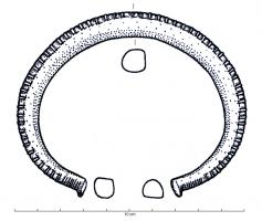 BRC-1009 - Bracelet à tige massive : type de HomburgbronzeBracelet à tige massive, à petits tampons, de section circulaire à subcirculaire ; décor de stries transversales doubles, régulièrement espacées. Certains de ces bracelets présentent ces méplats latéraux.