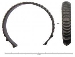 BRC-2118 - Bracelet ouvert à côtesbronzeBracelet ouvert, rubanné, les extrémités marquées sur la face externe par deux bourrelets en relief ; la surface externe du bracelet est marquée d'une succession resserrée de côtes saillantes en arcs de cercle.